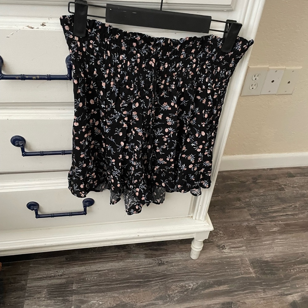 Chic Floral Shorts  in Black by [Indero)